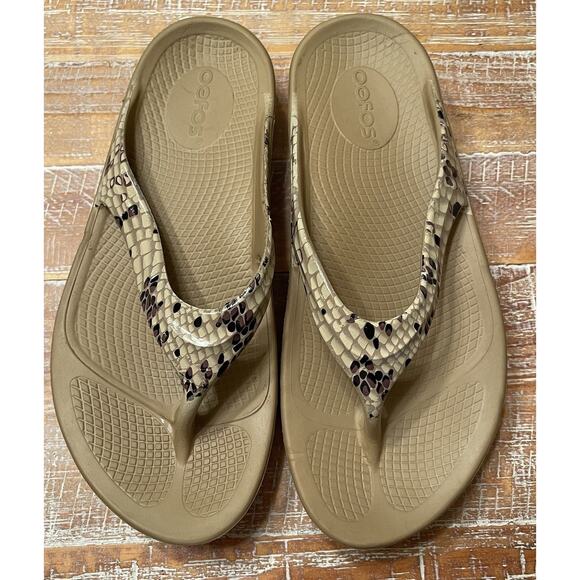 Oofos Oolala Luxe Sandal Beige Tan Snakeskin Comfort Recovery Flip Flop Size 8 - Picture 1 of 9